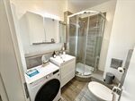 Bad mit Dusche, Waschtrockner und WC Bad mit Dusche, Waschtrockner und WC