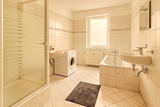 Badezimmer mit Doppelwaschbecken (teils) Badezimmer mit Doppelwaschbecken (teils)