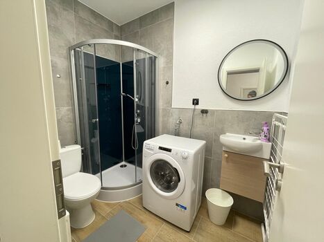 Badezimmer 1 von 2 Badezimmer 1 von 2