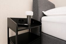 Zimmerdetails - Nachtische mit integrierten Steckdosen und USB-Anschlüssen Zimmerdetails - Nachtische mit integrierten Steckdosen und USB-Anschlüssen