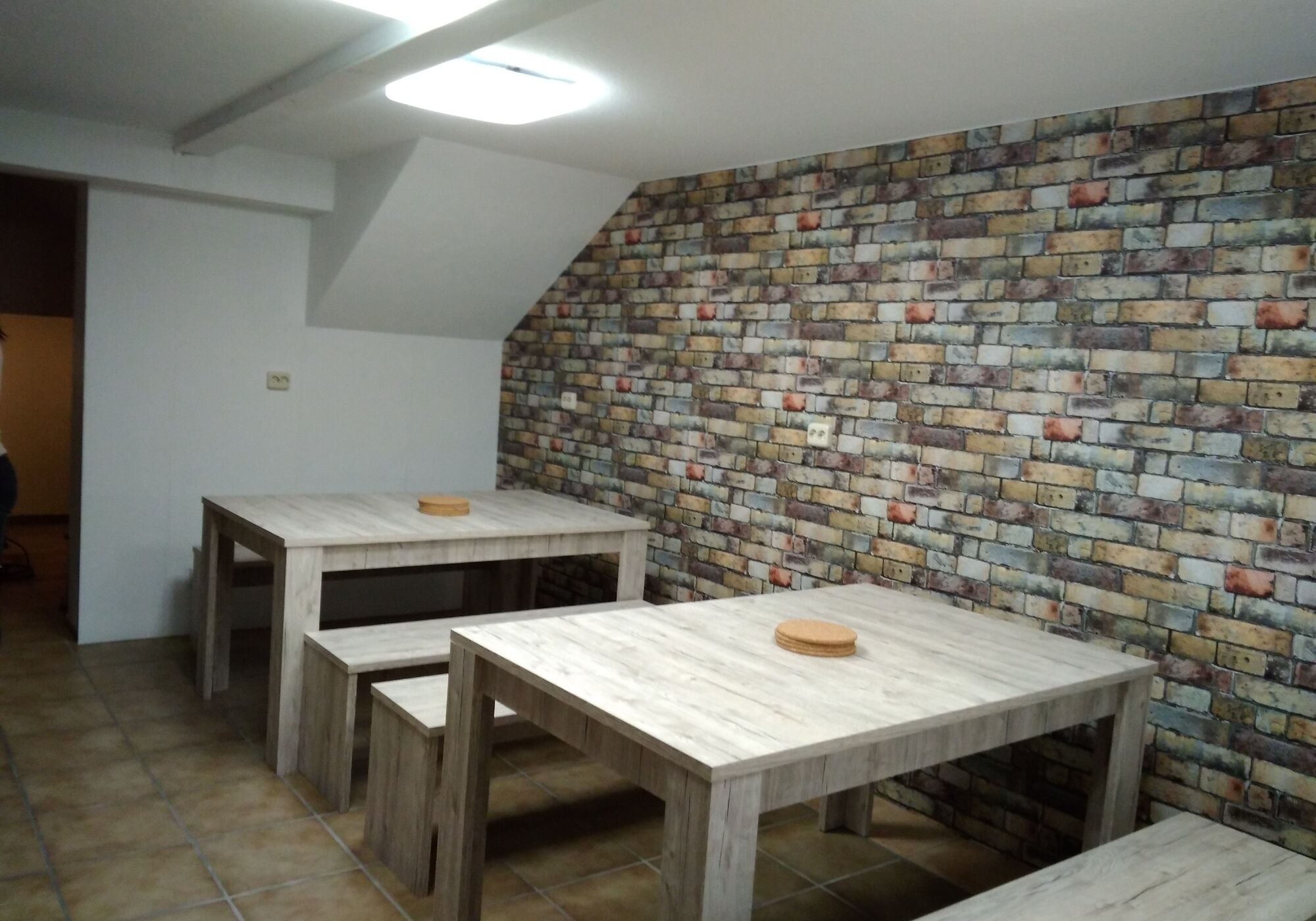 Küche für große Gruppen mit ausreichen Sitzgelegenheiten Küche für große Gruppen mit ausreichen Sitzgelegenheiten