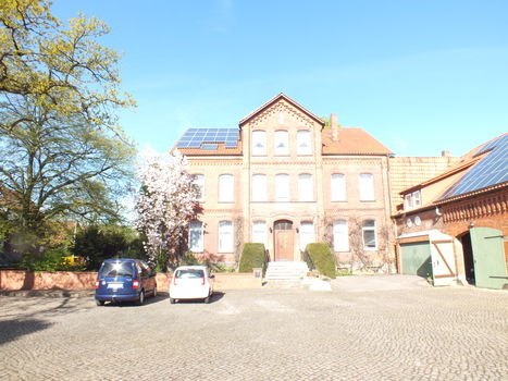 Parkplatz direkt vor dem Haus auf dem Hof Parkplatz direkt vor dem Haus auf dem Hof