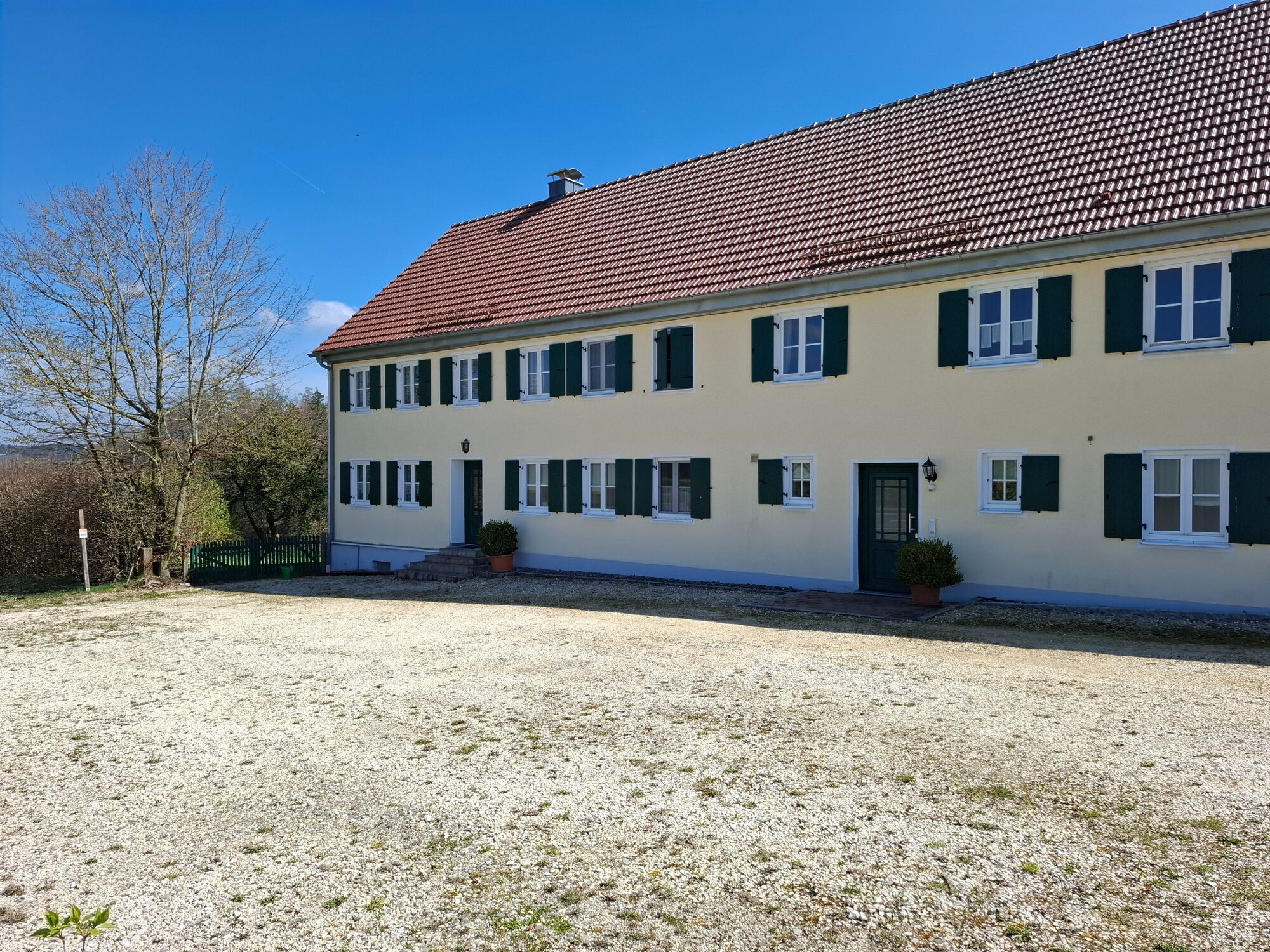 Nordseite und Zufahrt mit viel Parkplatz Nordseite und Zufahrt mit viel Parkplatz