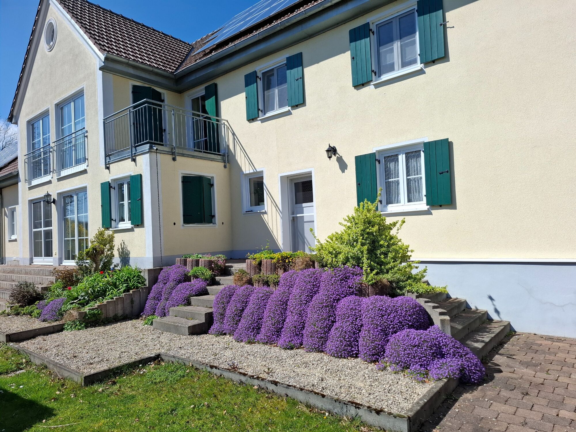 Südseite und Hintereingang Wohnung Wiesenblick Südseite und Hintereingang Wohnung Wiesenblick