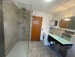 Große Dusche, Waschmaschine Große Dusche, Waschmaschine