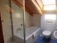 Bad mit Dusche und Badewanne Bad mit Dusche und Badewanne