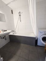 Badezimmer mit Waschmaschine Badezimmer mit Waschmaschine
