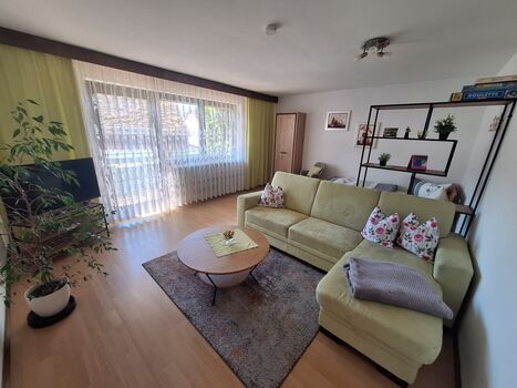 FeWo 1: Wohn-/Schlafzimmer mit Couch, Sat-TV und Balkontür FeWo 1: Wohn-/Schlafzimmer mit Couch, Sat-TV und Balkontür