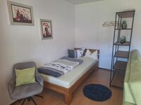 FeWo 1: Wohn-/Schlafzimmer mit Einzelbett und Sessel FeWo 1: Wohn-/Schlafzimmer mit Einzelbett und Sessel