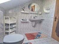 FeWo 2: Bad mit Waschbecken und WC FeWo 2: Bad mit Waschbecken und WC
