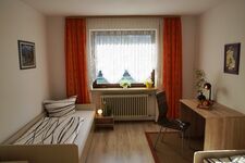 FeWo 1: Zweibettzimmer mit Schreibtisch FeWo 1: Zweibettzimmer mit Schreibtisch