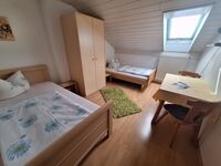 FeWo 2: Zweibettzimmer mit zwei Einzelbetten und Schreibtisch FeWo 2: Zweibettzimmer mit zwei Einzelbetten und Schreibtisch
