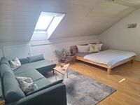 FeWo 2: Wohn-/Schlafzimmer mit Doppelbett und Couch FeWo 2: Wohn-/Schlafzimmer mit Doppelbett und Couch