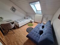 FeWo 2: Schlafzimmer mit Einzelbett, Schlafsofa und Schreibtisch FeWo 2: Schlafzimmer mit Einzelbett, Schlafsofa und Schreibtisch