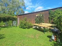 Liegewiese im Gemeinschaftsgarten mit Grillplatz und Biertischgarnitur Liegewiese im Gemeinschaftsgarten mit Grillplatz und Biertischgarnitur