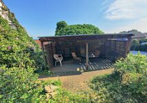 Terrasse mit Sitzmöbeln und Grill