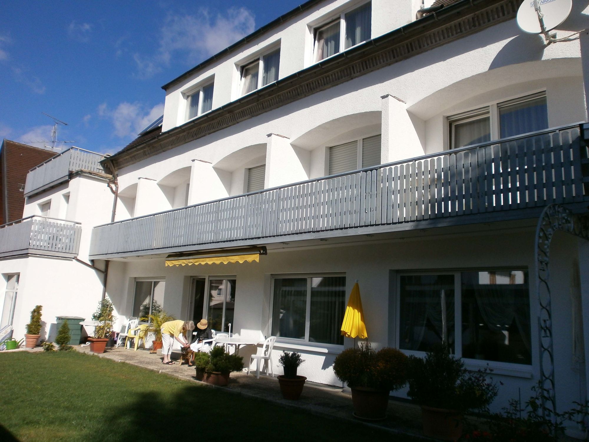 Buchungsanfragen: Tel. 0179-5457990, E-mail: 1hotel@web.de