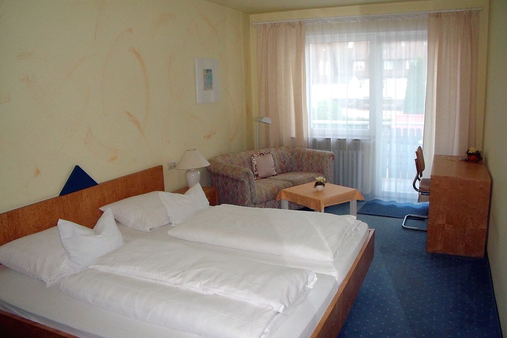 Buchungsanfragen: Tel. 0179-5457990, E-mail: 1hotel@web.de