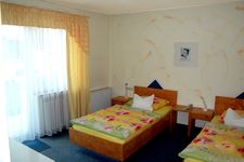 Buchungsanfragen: Tel. 0179-5457990, E-mail: 1hotel@web.de