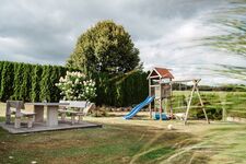 Spielplatz und weitere Sitzplätze.