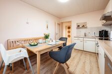 Küche mit sämtlichem Geschirr, Microwelle, Kaffeeautomat, Kühlschrank mit Gefrierfach, Herd mit Backrohr!