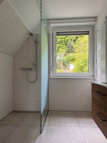 Bad im Dachgeschoss