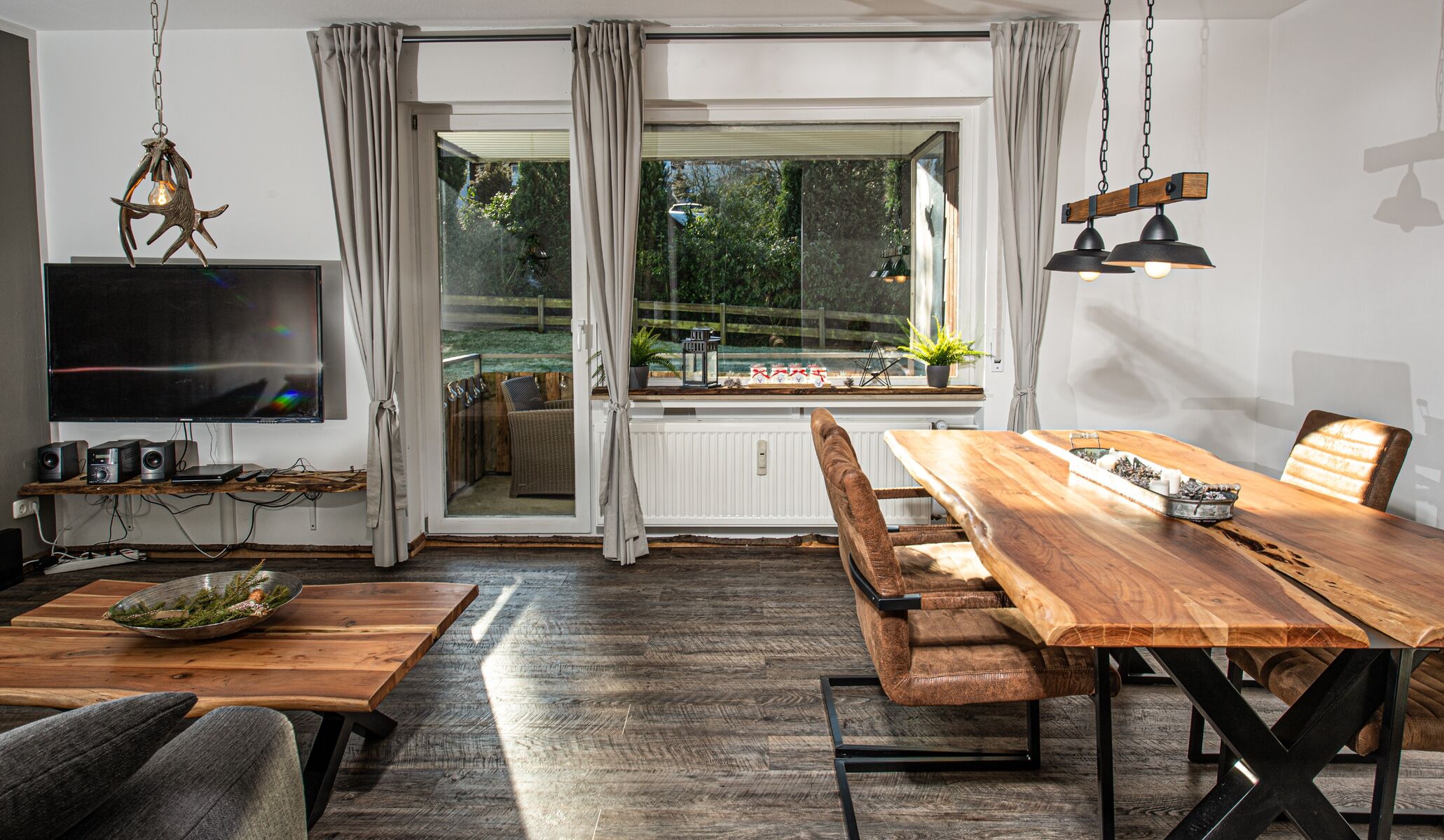 Der gemütliche Wohnbereich mit Blick in den grünen Garten.