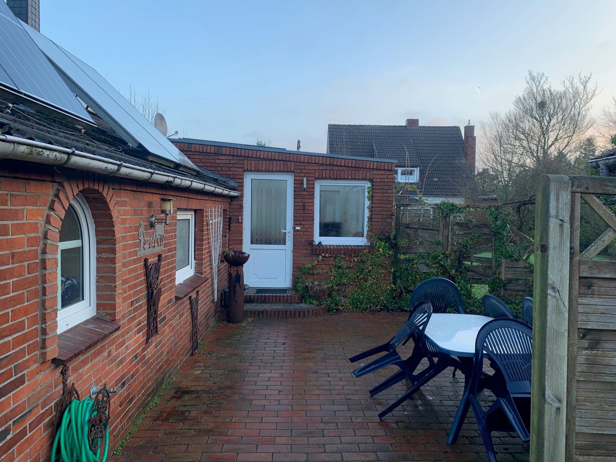 Eingang unten, Sitzmöglichkeiten im Außenbereich mit Garten