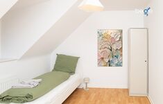 Schlafzimmer 3 mit einem Bett, Sitzecke und Smart TV