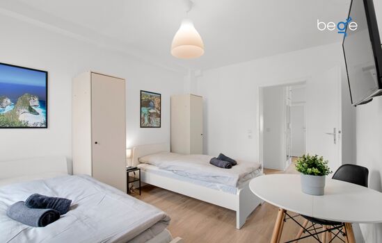 Schlafzimmer 1 mit zwei Einzelbetten, Sitzecke, Smart TV und Balkon