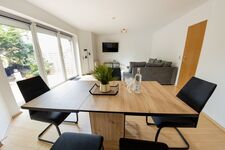 Großes Haus mit viel Platz und Parkplätzen Bild 2