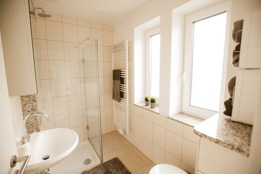 Monteur-Haus: 5 SZ, 7 Betten, Wallbox, Parkplatz, Garten Bild 4