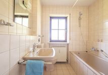 Badezimmer mit WC und Dusche und Badewanne