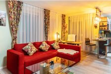 Gemütliche Schlafcouch und Arbeitsplatz