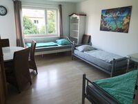 Größeres Zimmer, Zugang Balkon, Sitztbereich, 3 Einzelbetten