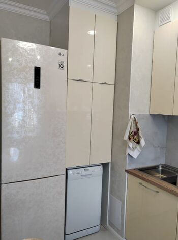 Moderne Küche mit Kaffeemaschine, Wasserkocher und Kochgeschirr – perfekt für entspannte Mahlzeiten wie zu Hause. #VonVImmoServiceUG #VollAusgestattet #GemütlicheKüche #KomfortabelKochen #AllesVorhanden