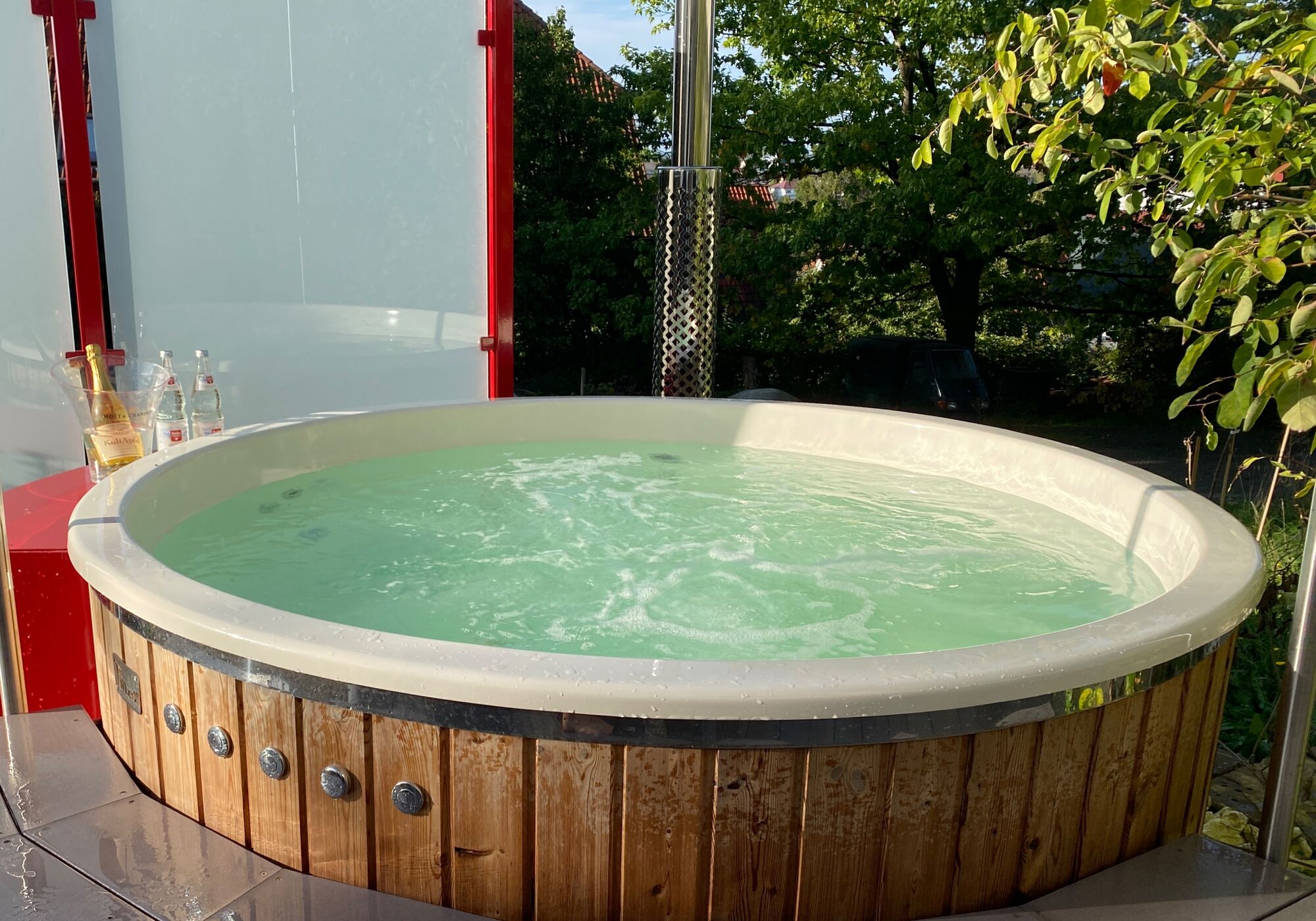 Hot-Tub im Garten für den entspannten Tagesausklang (extra Berechnung)