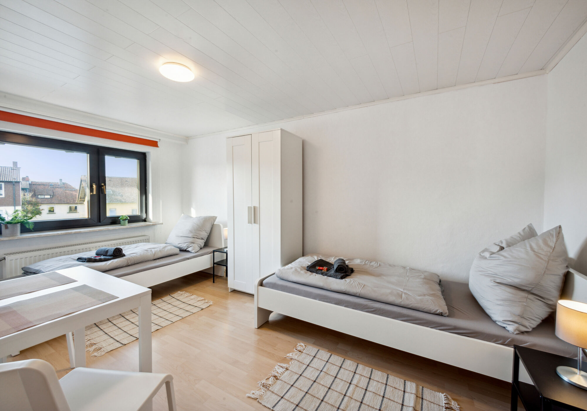 Schlafzimmer mit Schrank und Essecke