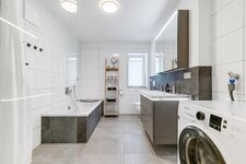 Badezimmer mit Waschmaschine