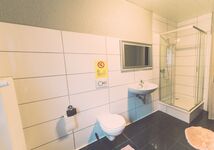 Badezimmer mit Dusche/WC Wohnung 1