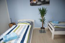 Blaues Zimmer mit zwei getrennten Betten