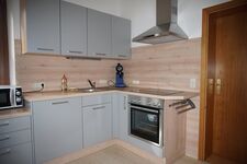 Küche mit Wasserkocher, Kaffeemaschine, Backofen ...