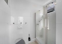 Badezimmer mit Dusche- Apartment 1