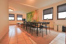 Wohn / Schlafbereich mit großem Tisch und Stühlen