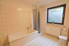 Badezimmer mit Dusche und Badewanne