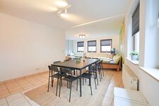 Wohn / Schlafbereich mit großem Tisch 