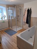 Badezimmer mit Dusche und Badewanne 