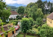 Ausblick vom Dachgeschoss des Gästehauses über den Stadtteil Cortendorf, den Bausenberg zur Veste Coburg