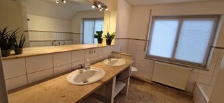 Seeblick - Suites: Badezimmer mit Dusche und Badewanne