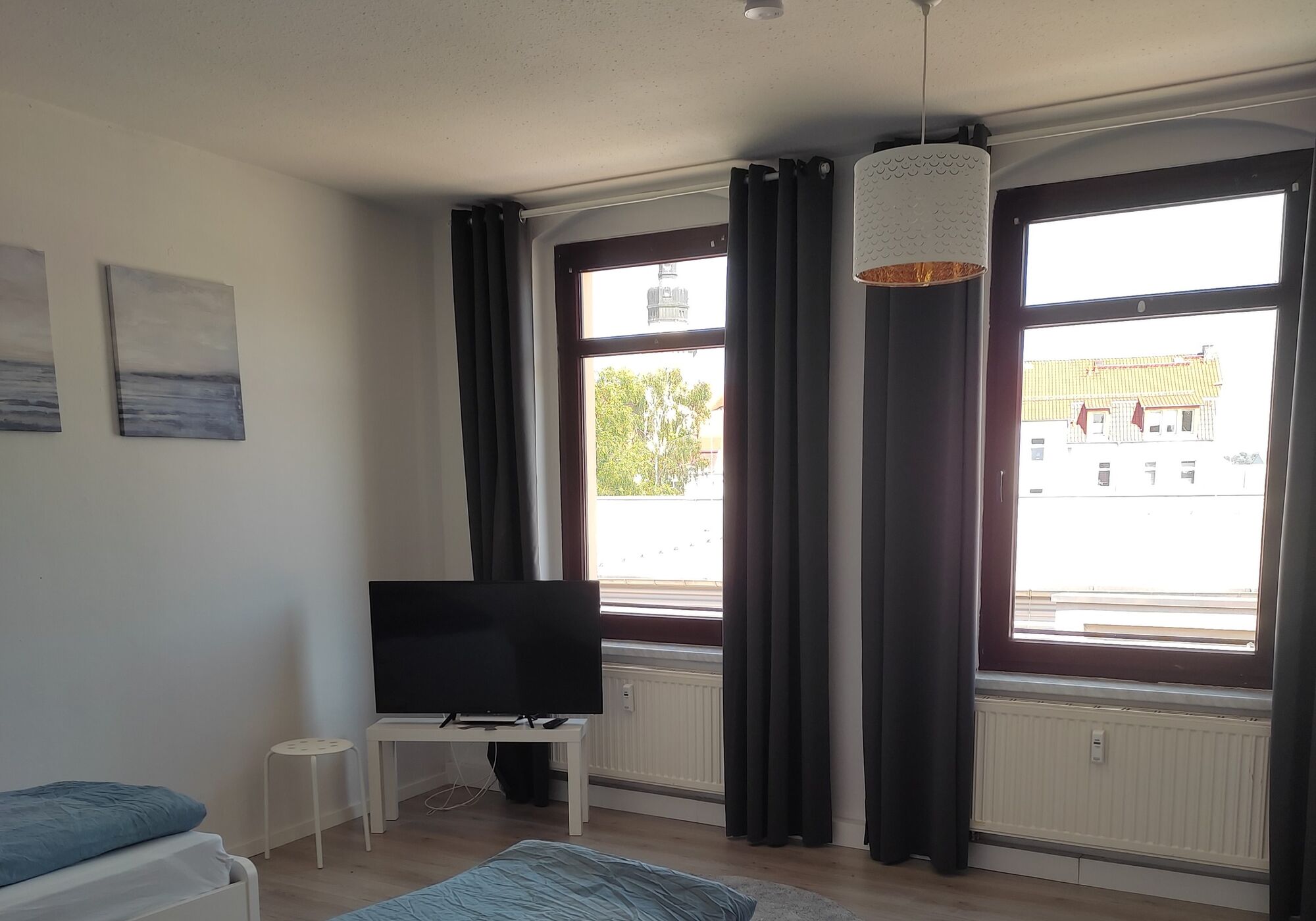 Schlafzimmer 1 mit 2 Betten und TV